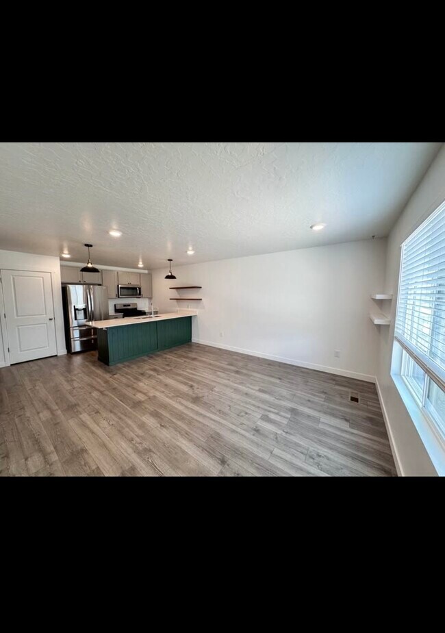 Building Photo - 913 E Flotsam Wy