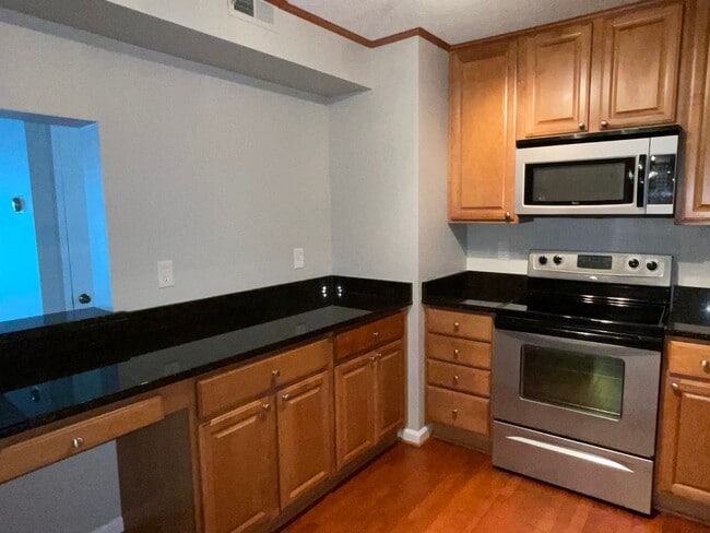 Building Photo - Large 2BR 2BA 7th floor condo facing the g...
