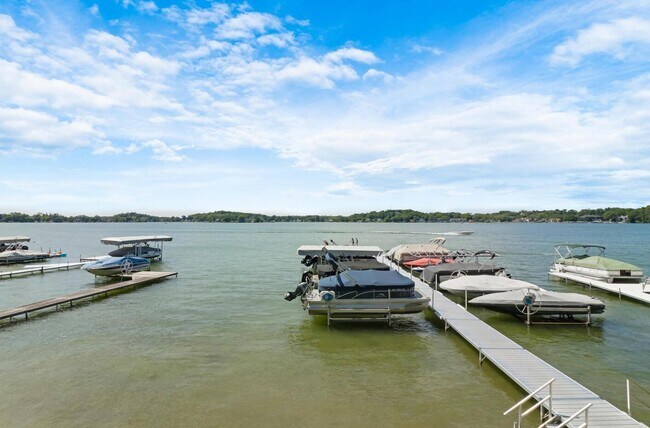 Building Photo - 543 Oakwood Trl