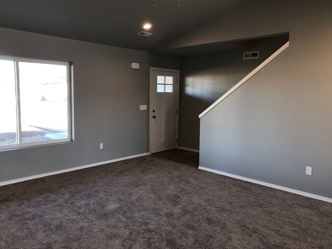 Building Photo - 2Story Home! 4 Beds, 2.5 Bath!