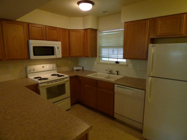 Building Photo - Charming 2 Bed/2.5 Bath Townhome in SW For...