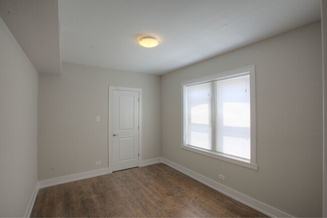 Building Photo - 6433 N Albany Ave