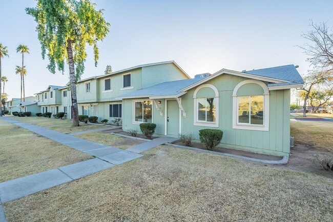 Building Photo - Gated community townhome- fully updated!
