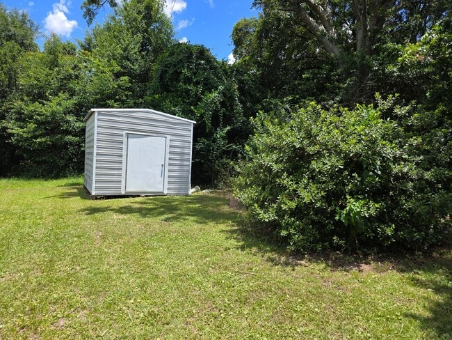 Building Photo - 4BR/2BA lake view home with covered back p...