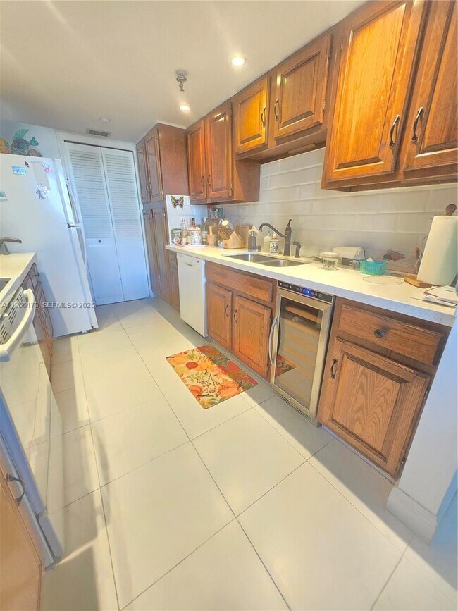 Building Photo - 899 Jeffery St