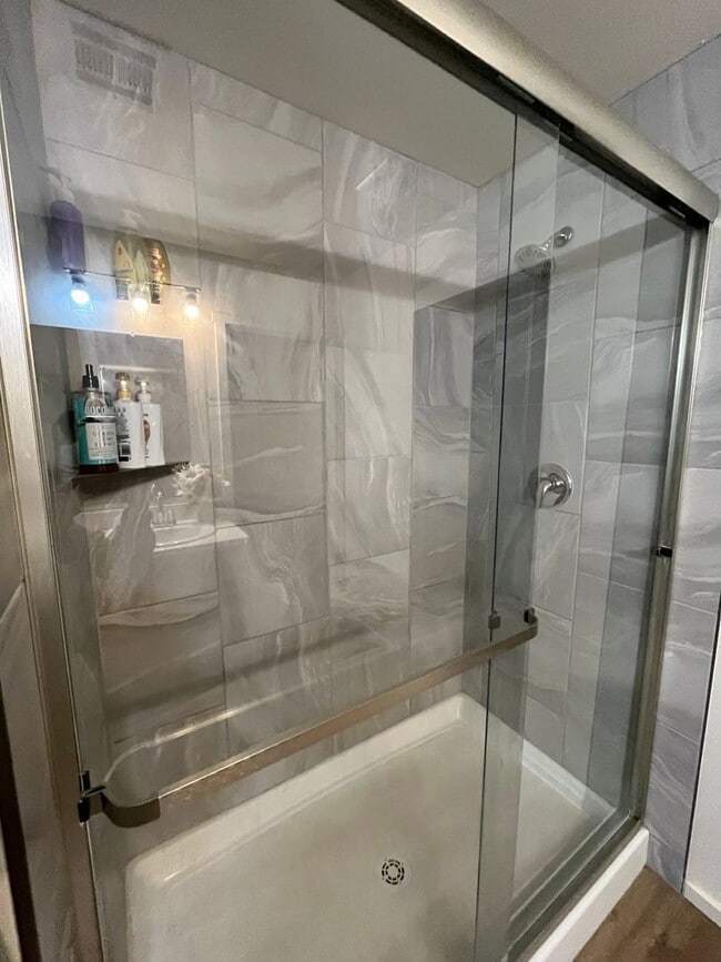 Building Photo - 1107 E La Brea Ave