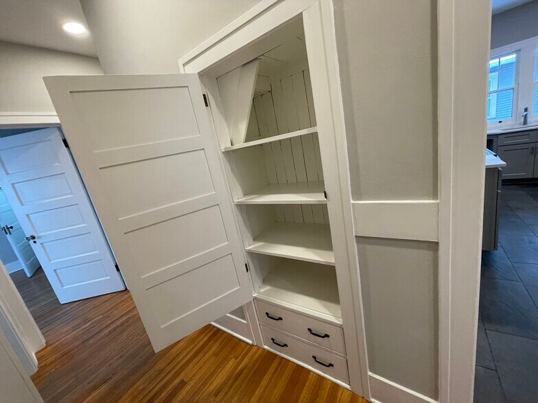 more built-in cabinetry in hallway - 508 Daly Ave