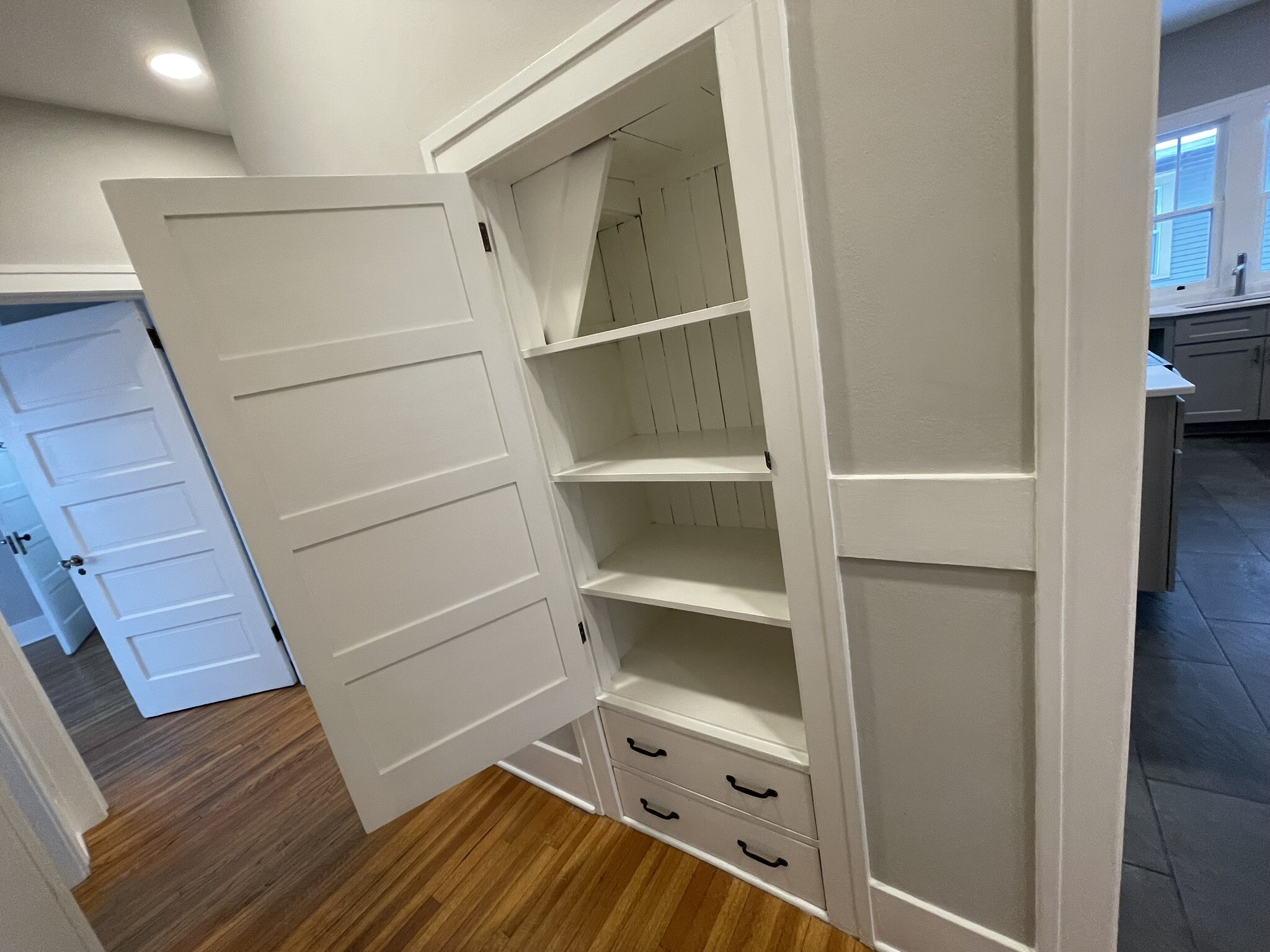 more built-in cabinetry in hallway - 508 Daly Ave