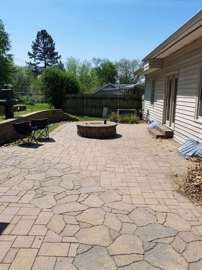 Primary Photo - Aksarben/UNO 4 bed 2 bath with gas firepit...