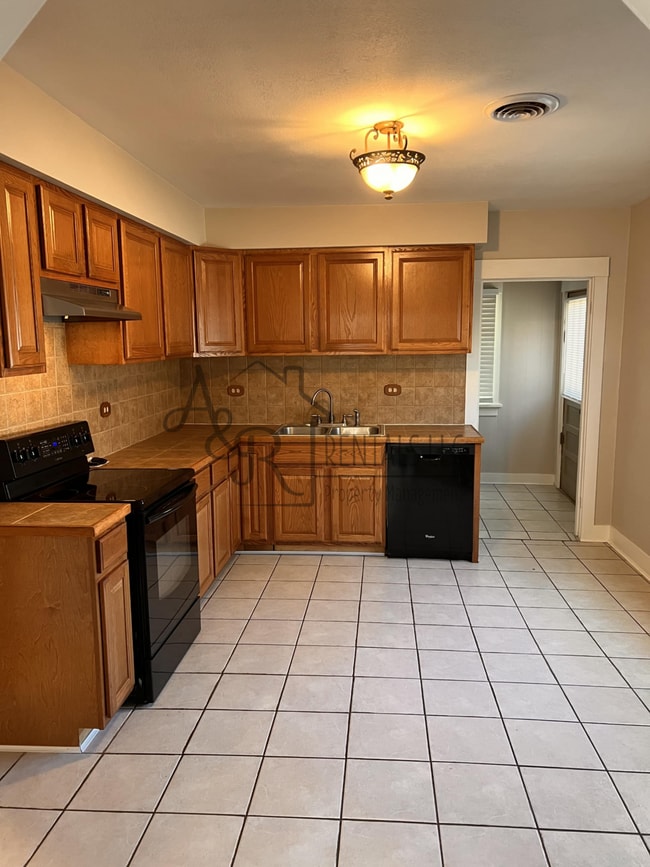 Building Photo - 204 W Leighton St