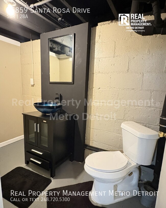 Building Photo - 15859 Santa Rosa Dr