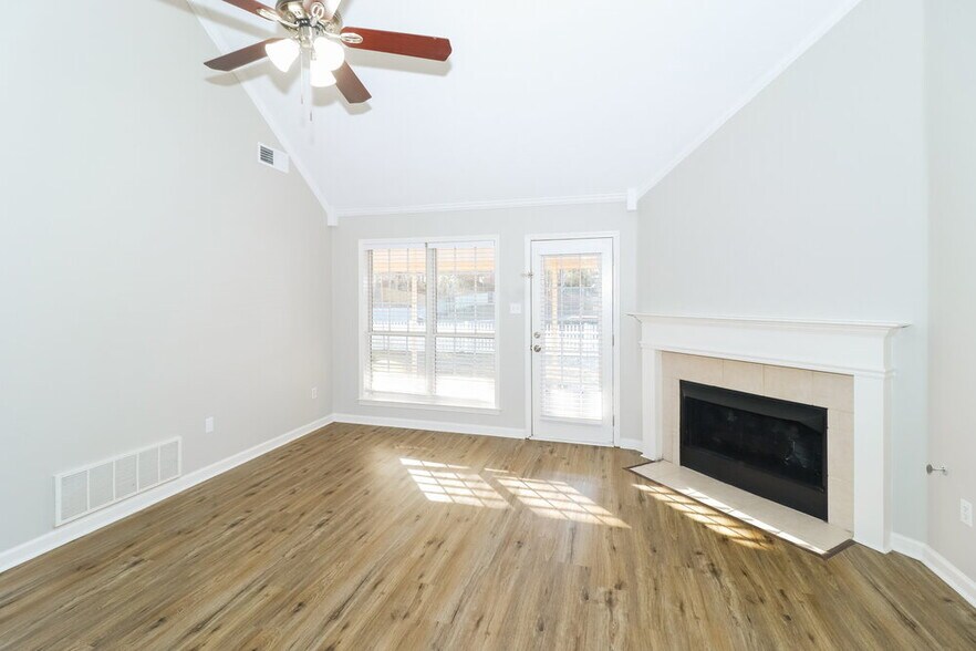 Building Photo - 215 Lakewood Dr