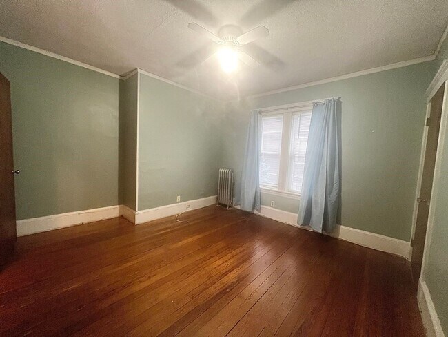 Building Photo - 3 Off-Street Parking & In-Unit Laundry 3-bed