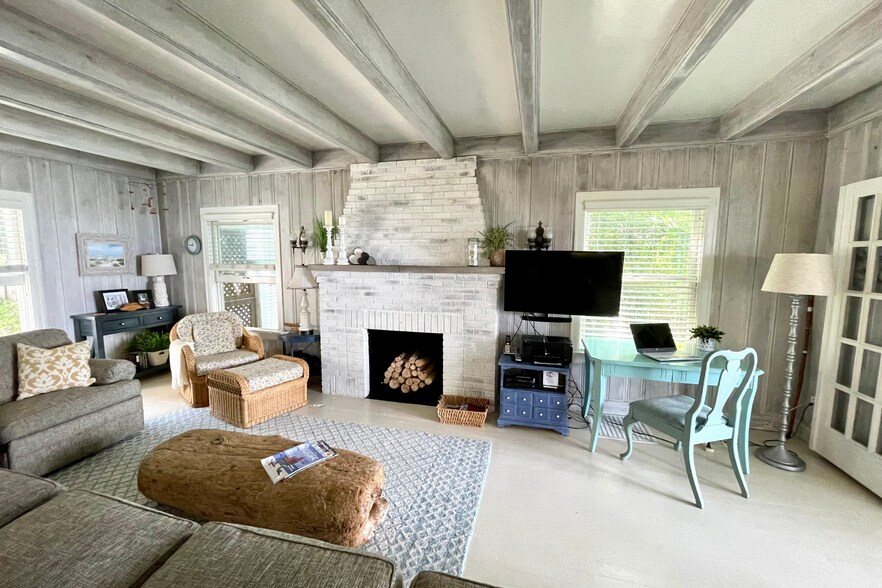 Building Photo - 2405 Lakefront Dr