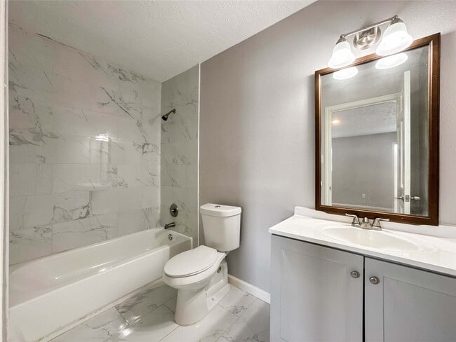 Building Photo - 11873 Algonquin Dr