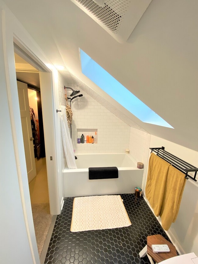 Building Photo - 5916 W Cornelia Ave