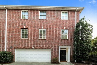 Building Photo - $750 Off 1st Month's Rent -3 Bdrm/ 3.5 Bath, Home with Garage in Downtown Wilmington