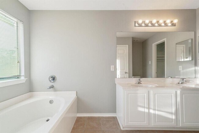 Building Photo - 17139 Oakwood Chase Dr