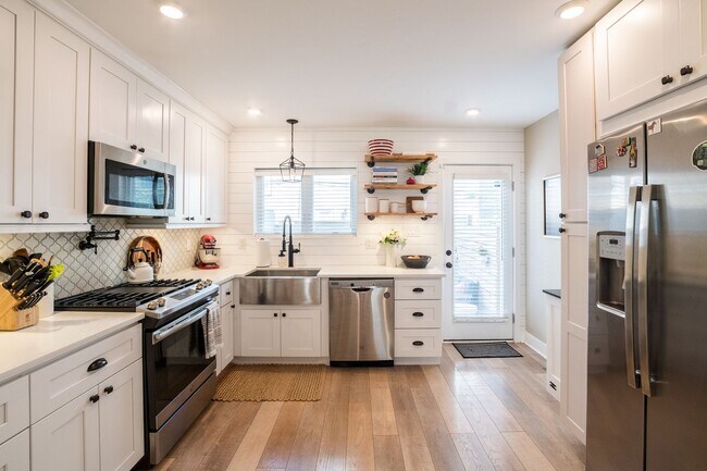 Building Photo - Two Bedroom Point Breeze Home