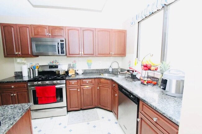 Building Photo - 587 Sayre Dr