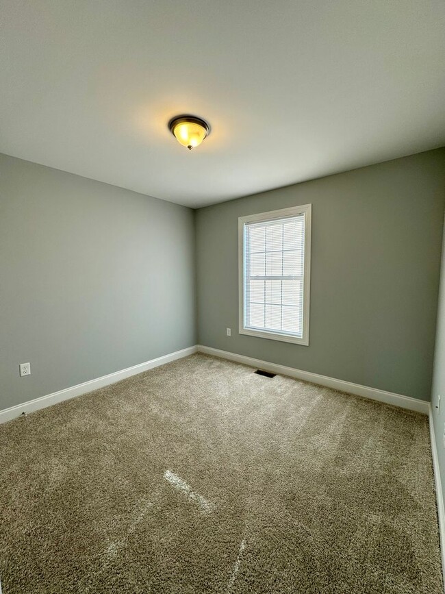 Building Photo - *LIKE NEW!* 3BR/2.5BA Townhouse in Crescen...