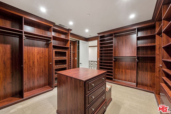 Building Photo - 305 N Palm Dr