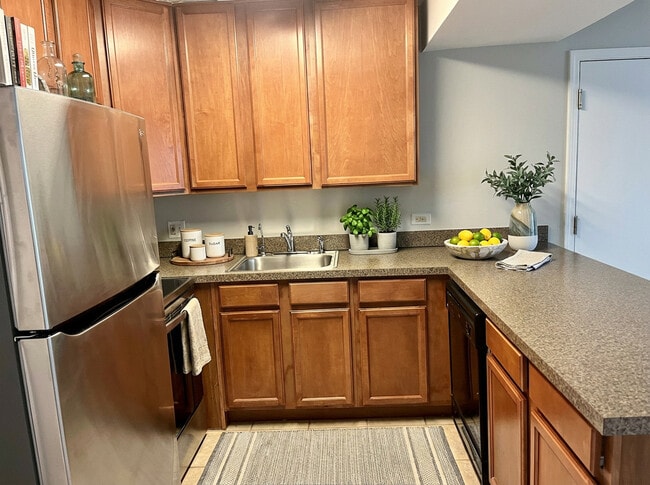 Building Photo - 5817 Oakwood Dr