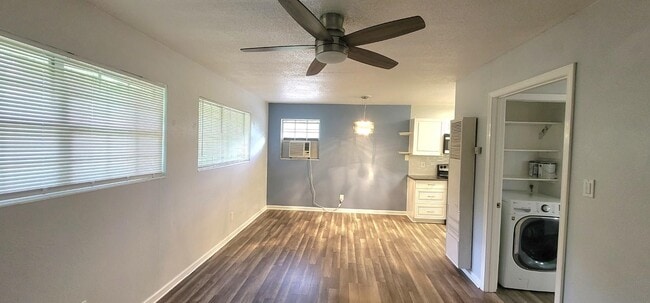 Building Photo - 637 Stiles Ave