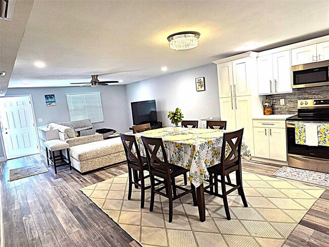 Building Photo - 5105 Tangerine Ave S