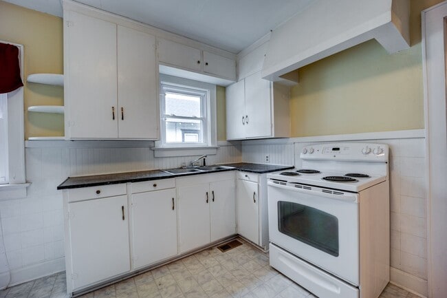 Building Photo - Freshly Updated 3 Bedroom House