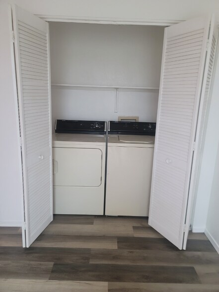 Building Photo - 3550 Bay Sands Dr