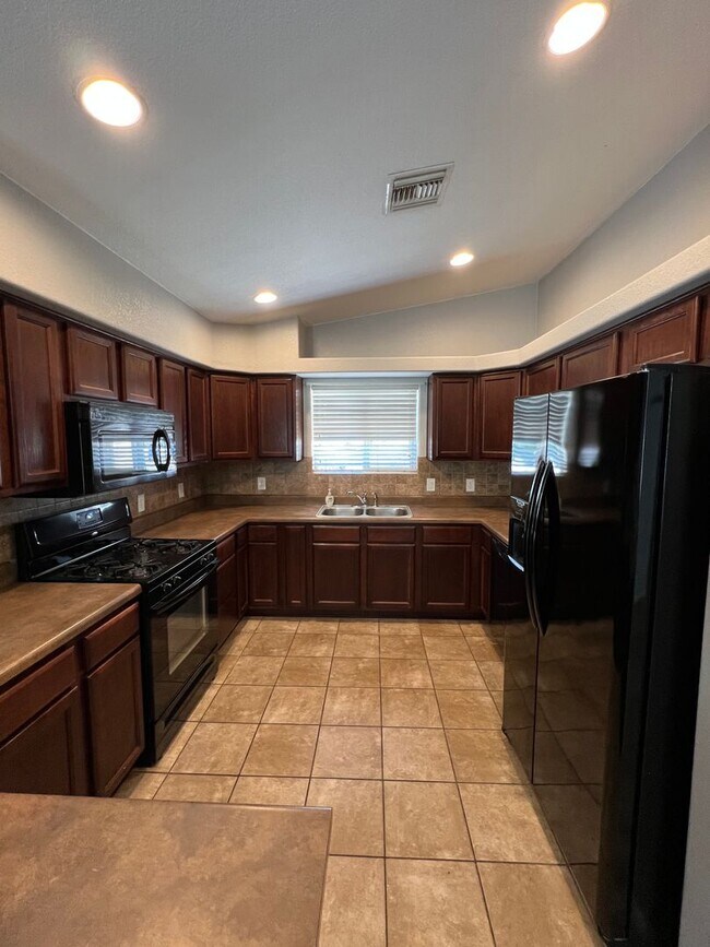 Building Photo - 3 BEDROOM HOME IN ARABY CROSSING!