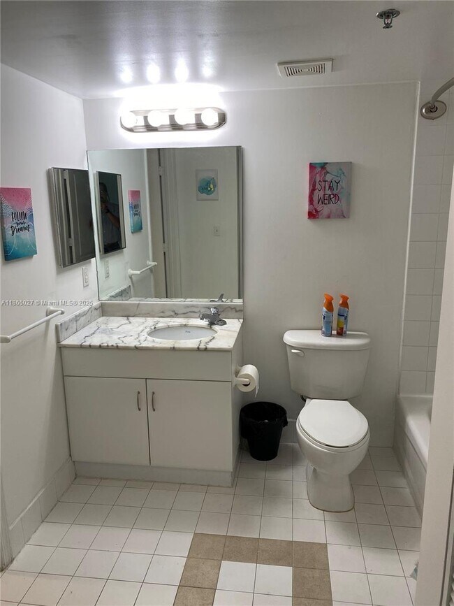 Building Photo - 1200 Brickell Bay Dr