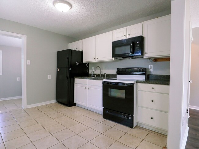 Building Photo - Cozy 2-Bedroom Home on Half an Acre in Nor...