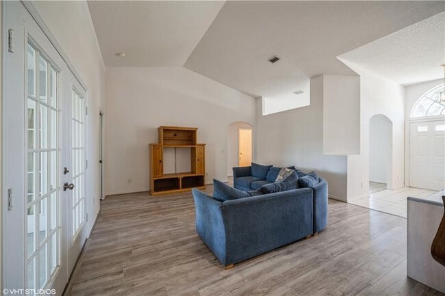 Building Photo - 1625 SW Abingdon Ave