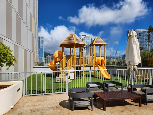 Building Photo - 988 Halekauwila St