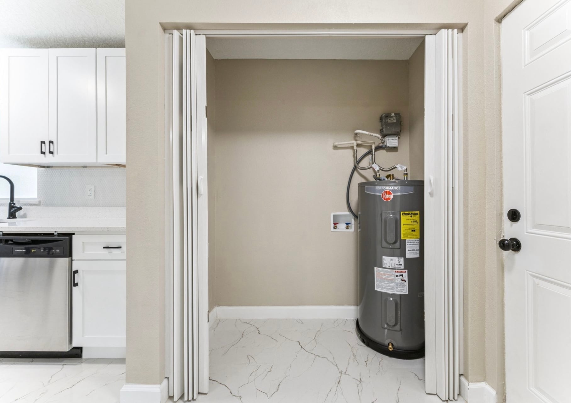 Building Photo - 3033 Sutton Dr