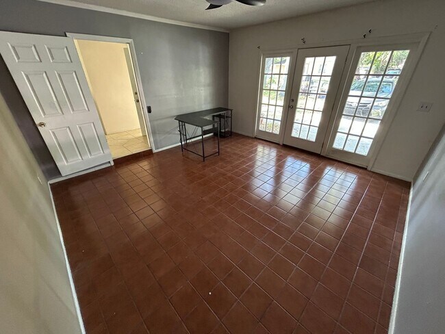 Building Photo - 4/2 Home conveniently located in Sarasota near Beaches, Jungle Gardens, Airport & Downtown!
