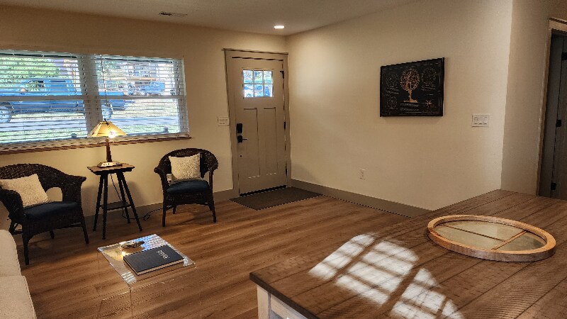 Building Photo - 1704 S Forest Dr