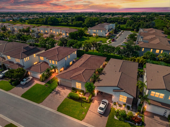 Building Photo - 8883 Kingsmoor Wy