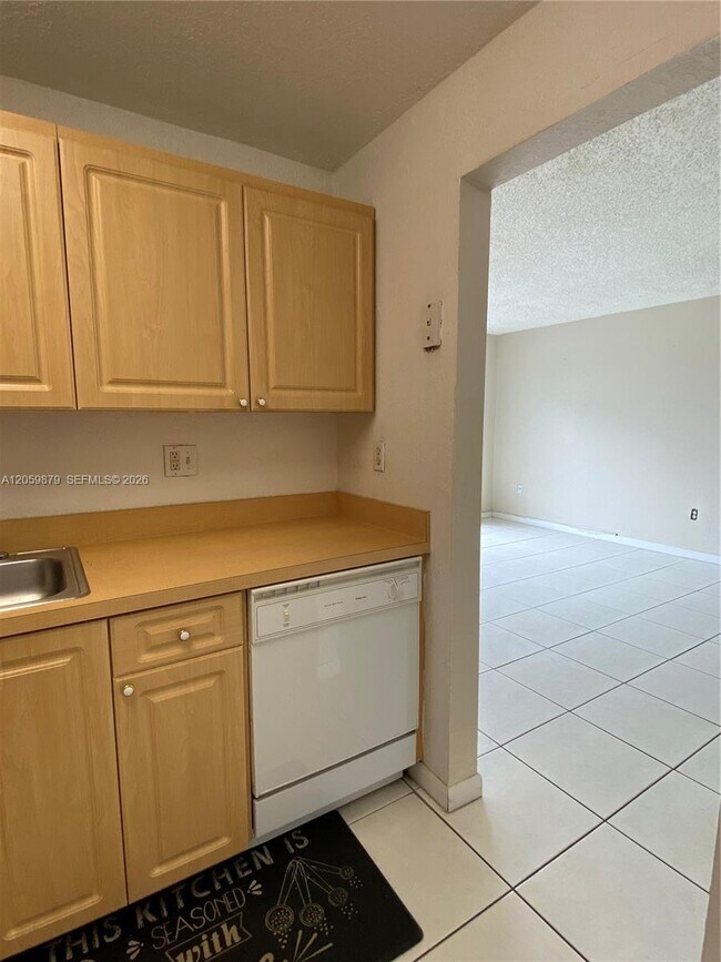 Building Photo - 9350 Fontainebleau Blvd
