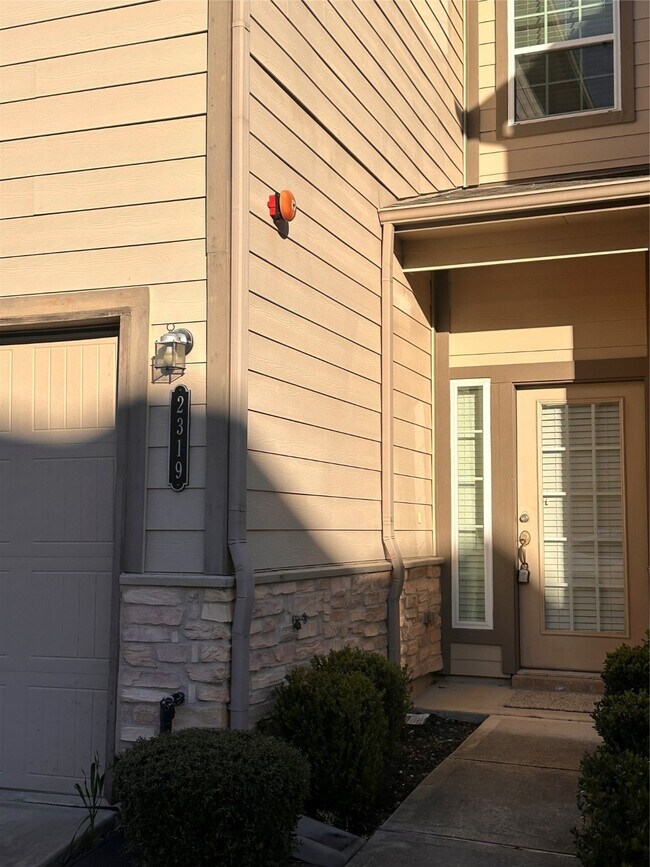 Building Photo - 2319 Bermuda Palms Dr