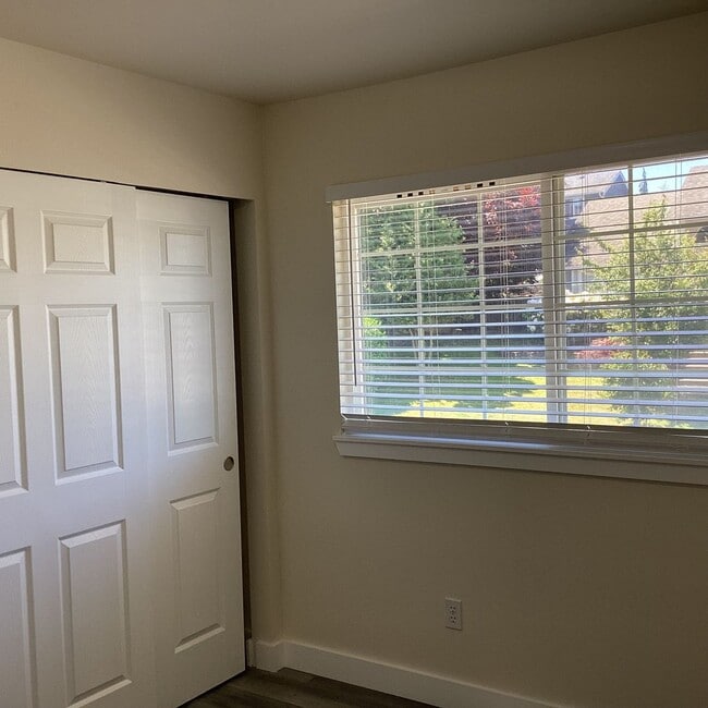 Building Photo - Updated 4 bedroom in The Desirable Merrill...