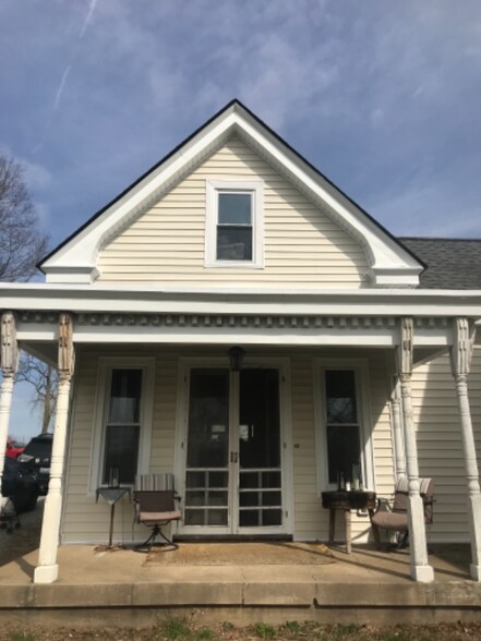 Building Photo - 400 W Main St