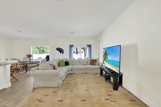 Building Photo - 2513 SW Calder St