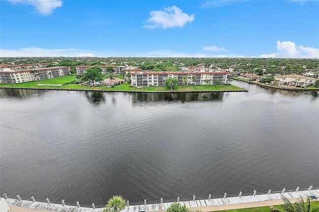 Building Photo - 1150 Hillsboro Mile