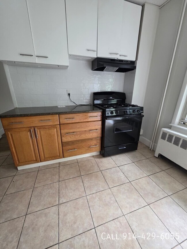 Building Photo - 141 Voss Ave