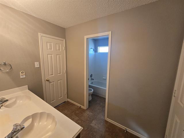 Building Photo - 327 Hillglen Dr