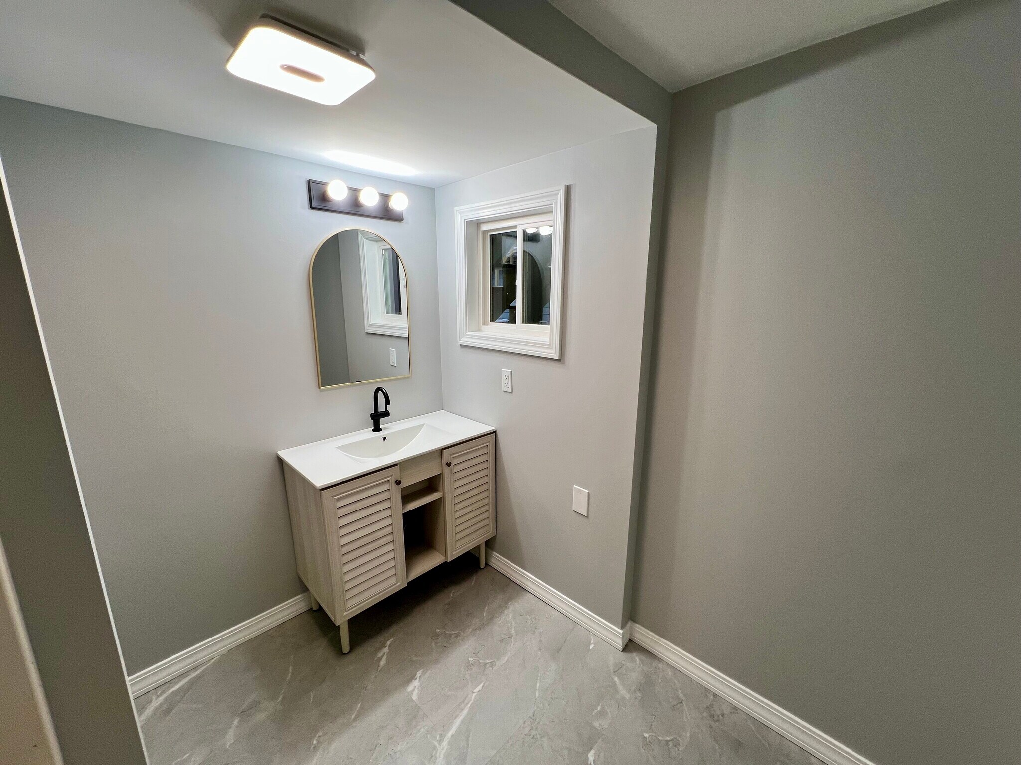 Full Bathroom - 40 Watch St