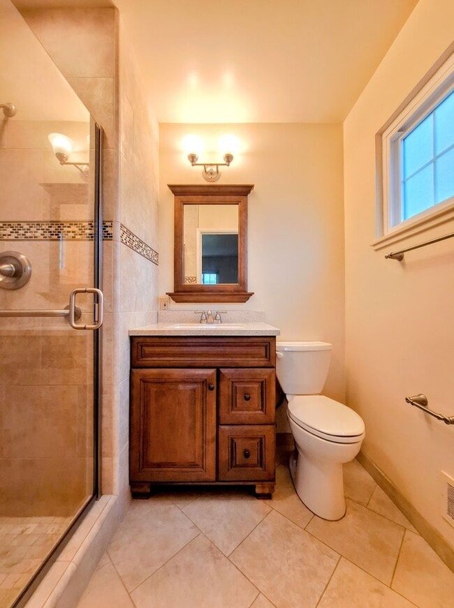 Building Photo - Charming Single Story 3bd House with Large...